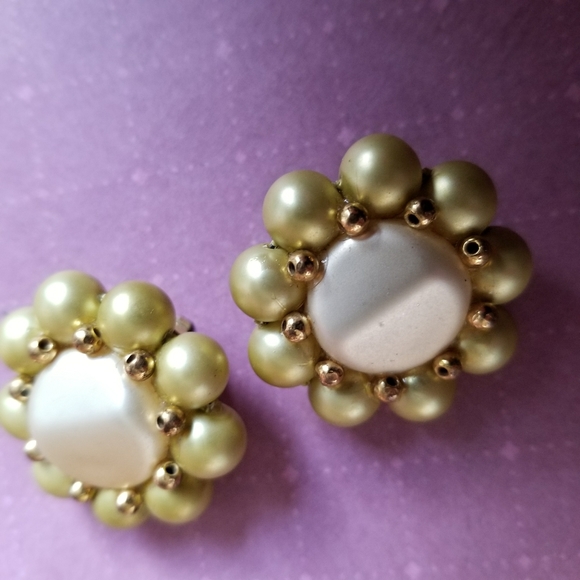 Relisted- Vintage moonglow yellow clip earrings beaded gold - Picture 3 of 5